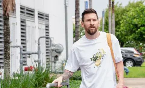 ¿Cuánto cuesta el bolso rosa que usa Messi?