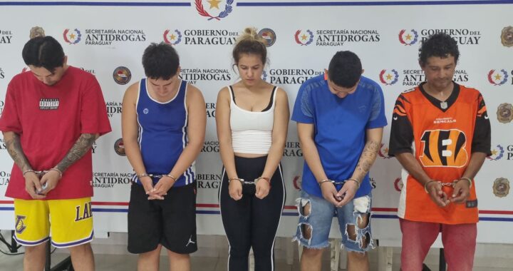 Le sacan su corona a modelo detenida en operativo antidrogas