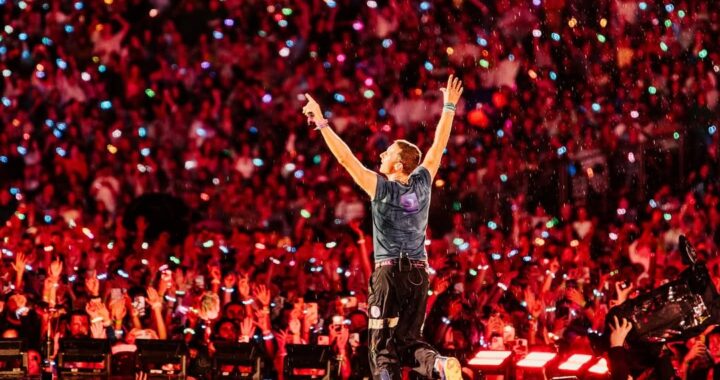 Chris Martin emociona al público al destacar la bandera paraguaya