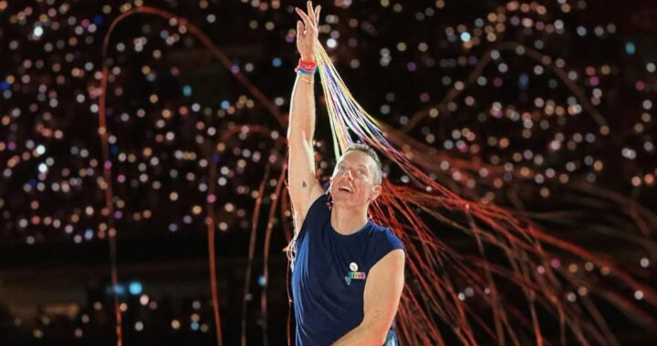 Chris Martin lanza advertencia con humor tras escándalo amoroso