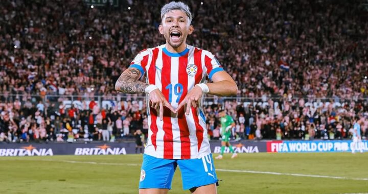 Se viene el himno de la Albirroja y Julio Enciso está detrás del micrófono