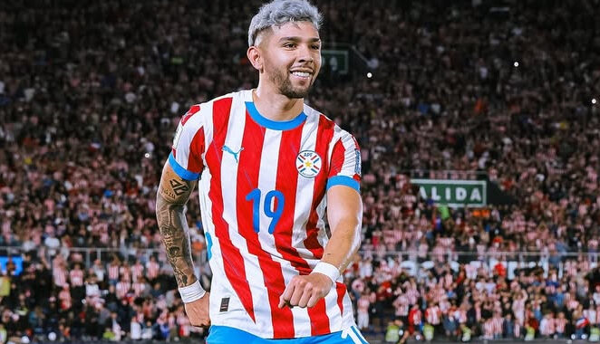 Julio Enciso cumplió la promesa y emocionó con un homenaje a su abuelo