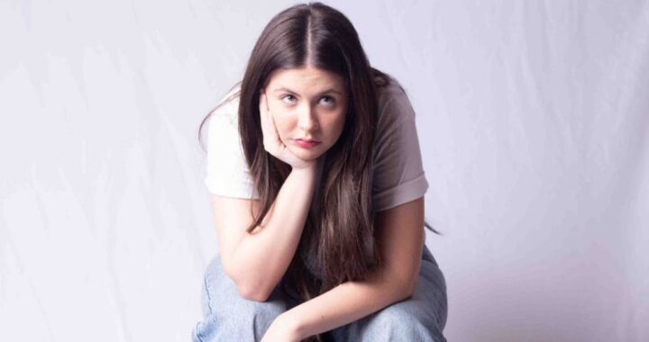 La revelación del teatro paraguayo: Tainá Lipinski deslumbra en “La Oficina de las Malas Noticias”