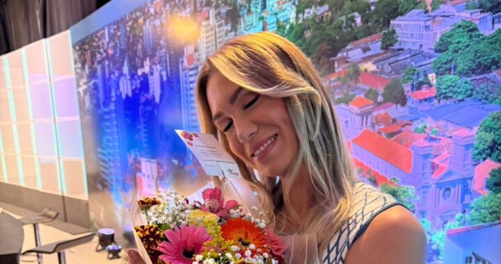 Yennifer Almada deslumbra en su debut en América Noticias Segunda Edición