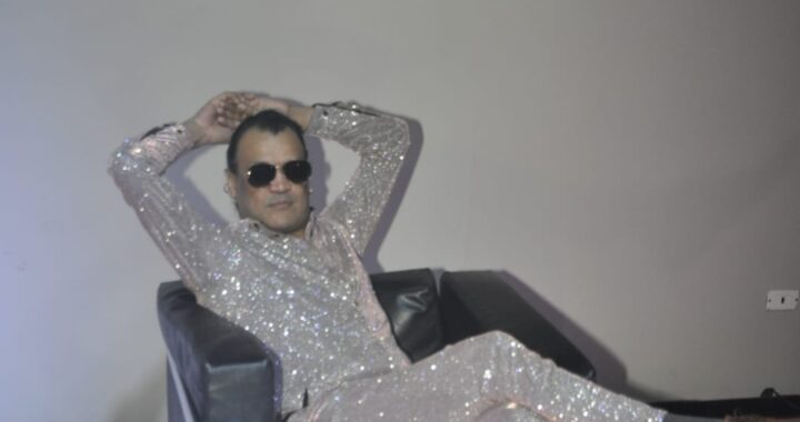 Gustavo Cabaña se despide del año con un show íntimo y cargado de humor