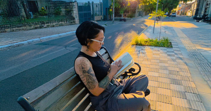 Andrea Valobra lanza Alicia – Soundtrack, donde la música abraza a la palabra