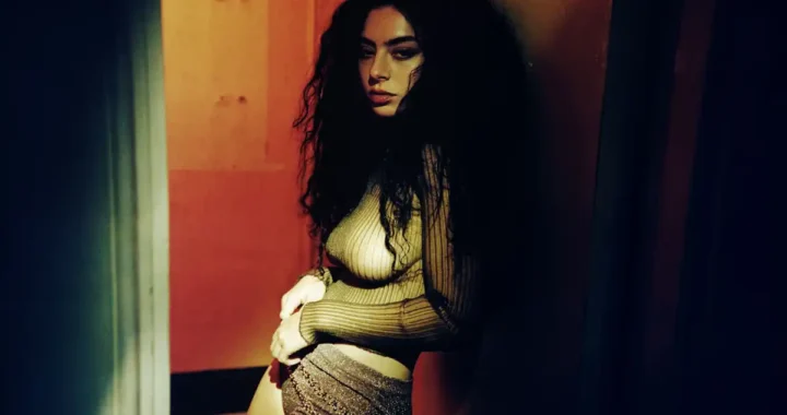 Charli XCX es “The Moment” junto a Kylie Jenner