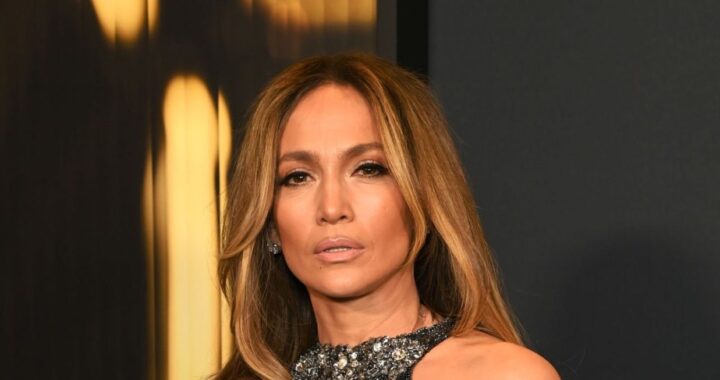 El paso de JLo por el Glambot desata debate en los Globos de Oro 2026