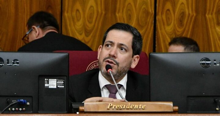 Raúl Latorre conmueve en redes con tierno momento de pesca junto a su hijo