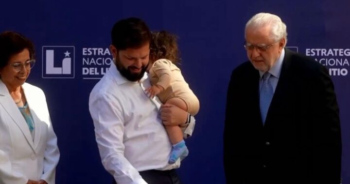 Gabriel Boric asistió a acto oficial con su hija en brazos y generó repercusión