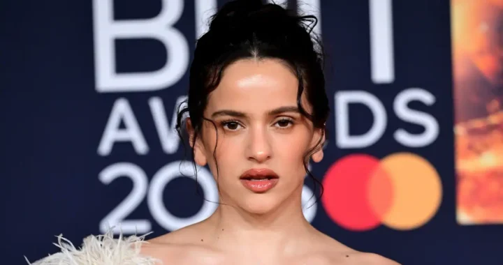 Rosalía sorprende en el Barça-Atlético y alienta desde la grada junto a su hermana