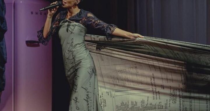 Lily Allen convierte los recibos de su ex en arte sobre el escenario