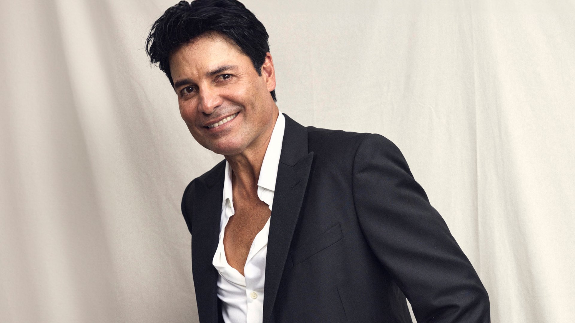 Chayanne se suma a trend noventero y causa furor digital