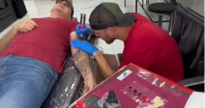 ¡Se tatuó por amor y lo dejaron!