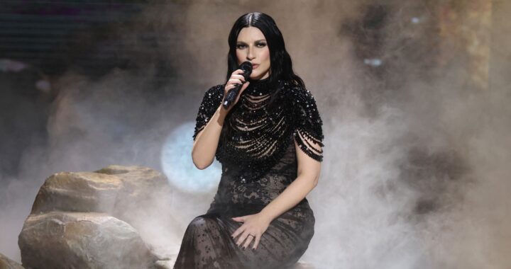 Laura Pausini frenó su show y lanzó un picante comentario a la primera fila