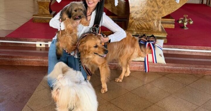 Modelo paraguaya llamó la atención tras llevar a sus perros a una ceremonia religiosa