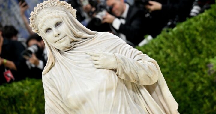 Heidi Klum sorprende en la Met Gala con un impactante look de “estatua viviente”