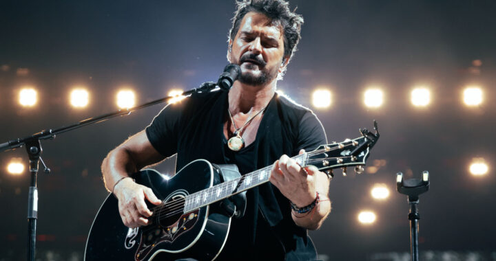 Una maestra paraguaya subió al escenario con Ricardo Arjona