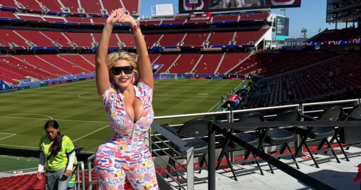«La Barbie del Mundial» deslumbra con un look espectacular para alentar a la Albirroja ante Australia