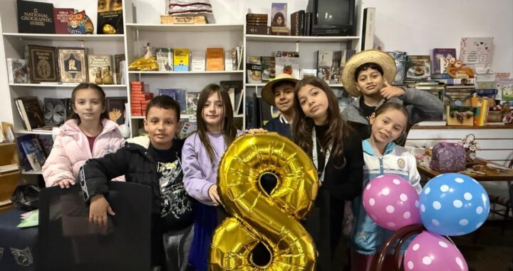 Luna «La Baby Universo» y Arón Garrity cumplieron 8 años con mucha alegría