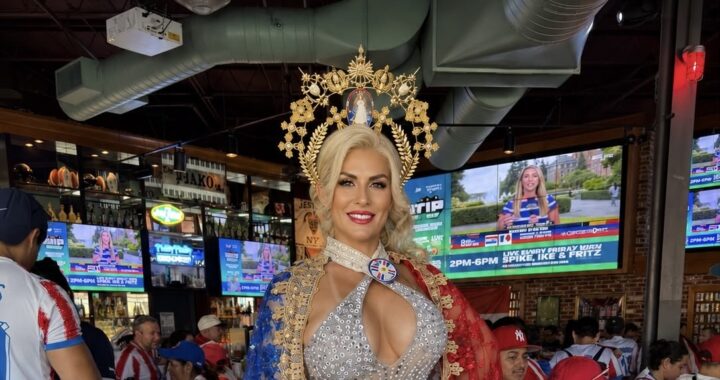 La real “Emperatriz” con la patrona del pueblo paraguayo, la Virgen de Caacupé