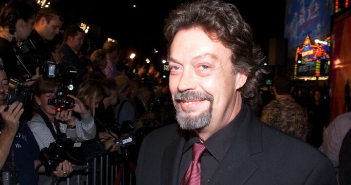 Murió Tim Curry a los 80 años, el camaleónico villano de la pantalla chica y grande