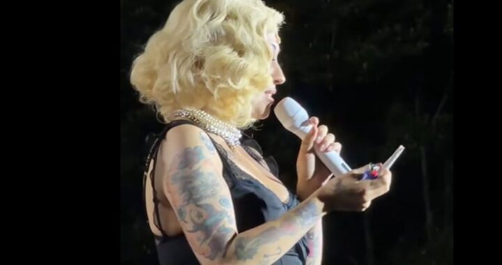 Mon Laferte encendió un porro en pleno escenario durante su show en Bogotá