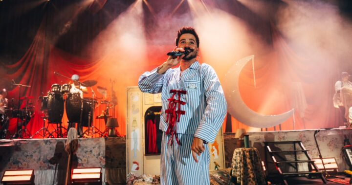 La extrema seriedad de Pope Spinzi se volvió viral en el concierto de Camilo